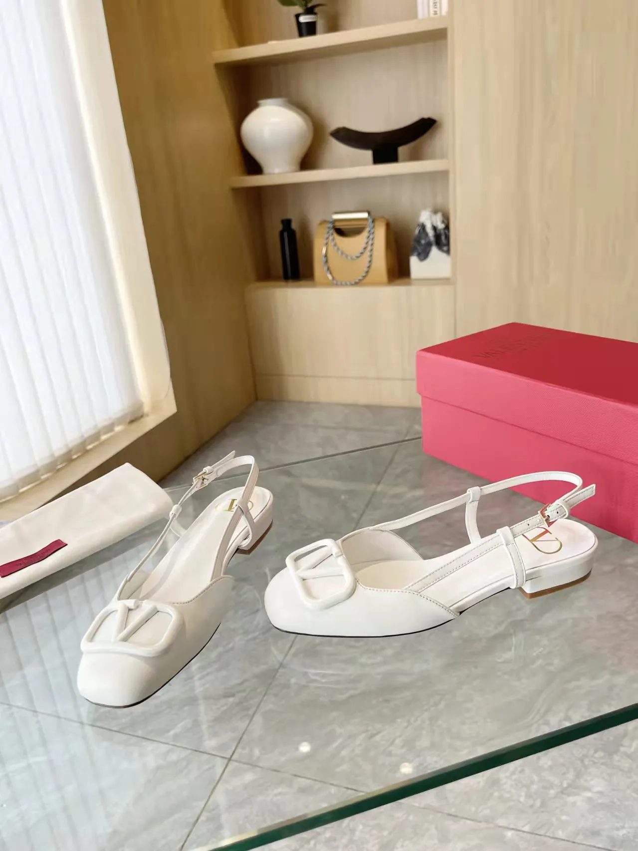 👟👟Ex-factory price 400👟👟 Genuine leather sole +40 Top version 𝑉𝐴𝐿𝐸𝑁𝑇𝐼𝑁𝑂 Valentino new spring and summer women's back hollow new sandals. Unique V-buckle hardware accessories bring out a full sense of luxury. The new season will live up to expectations! Worth buying★Absolutely high-grade❥Original method, Absolutely sensual❥Elegant style, creating a different feeling, simple and elegant style!  Code number: 35-41 (34-42 customized, non-returnable) Fabric: Imported sheepskin Inner foot pads: Inner sheepskin Heel height: 2 cm Leather outsole Rubber outsole